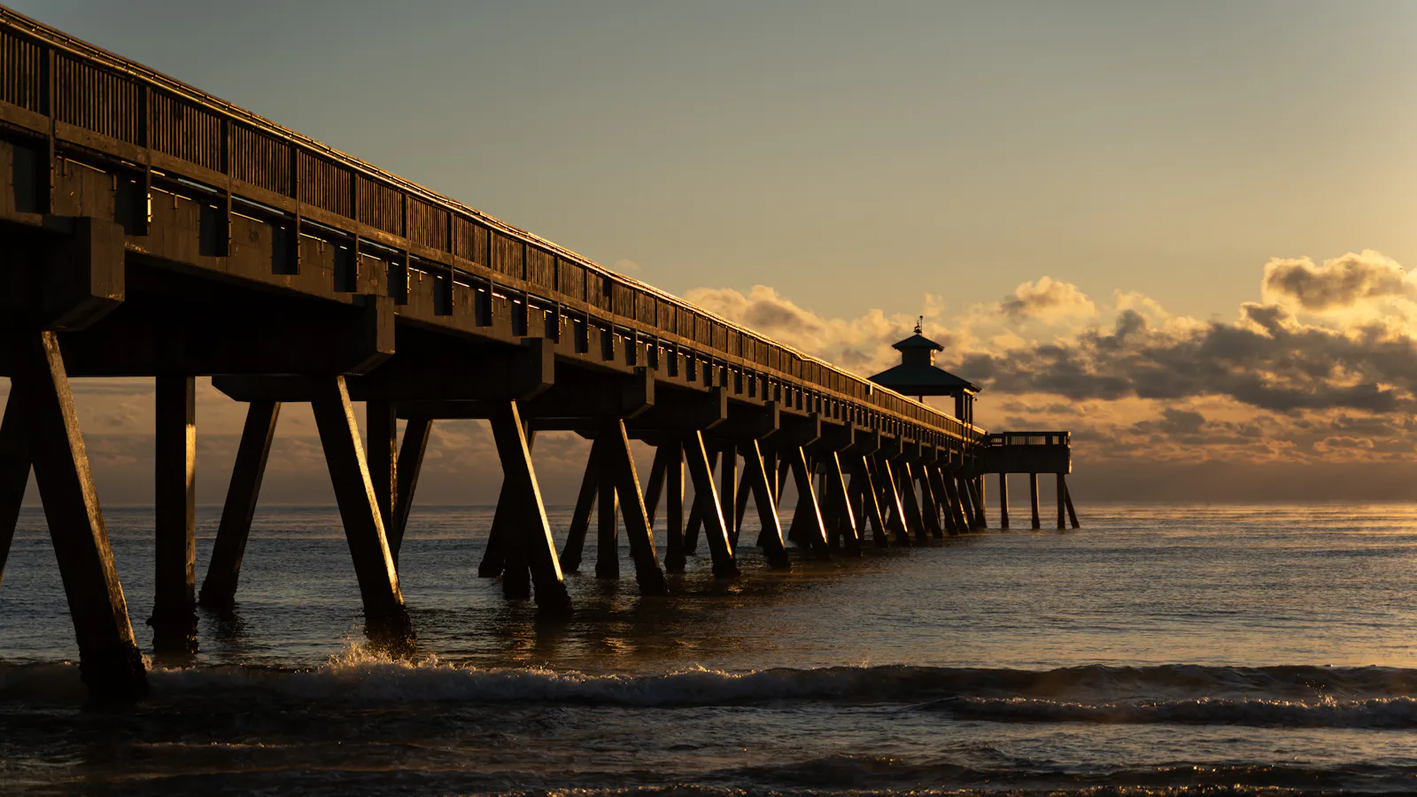 Pier and soft horizon light